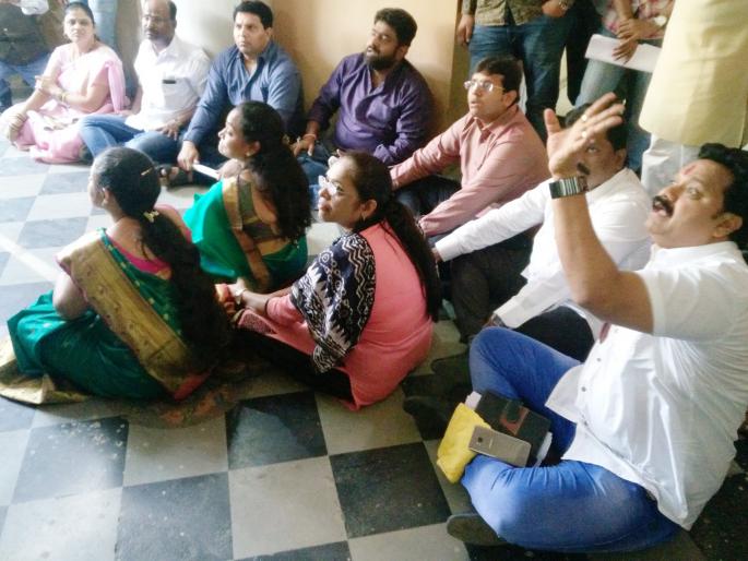 Dabwali movement in Dombivli-ruled BJP-Shiv Sena Nagsevak | डोंबिवलीत सत्ताधारी भाजपा-शिवसेना नगसेवकांचा महापालिकेत ठिय्या आंदोलन Dabwali movement in Dombivli-ruled BJP-Shiv Sena Nagsevak | डोंबिवलीत सत्ताधारी भाजपा-शिवसेना नगसेवकांचा महापालिकेत ठिय्या आंदोलन