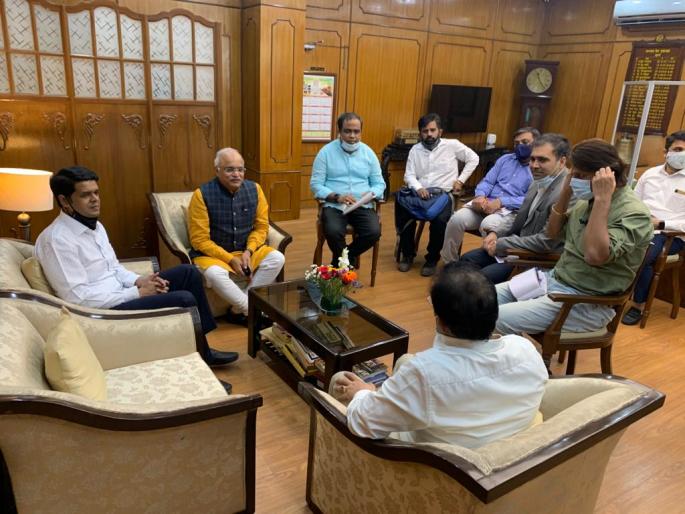 BJP MP opposes time constraint on local travel, allegation on government | लोकल प्रवासावरील वेळेच्या बंधनाला विरोध, भाजपा खासदाराचं रेल्वेला निवेदन BJP MP opposes time constraint on local travel, allegation on government | लोकल प्रवासावरील वेळेच्या बंधनाला विरोध, भाजपा खासदाराचं रेल्वेला निवेदन