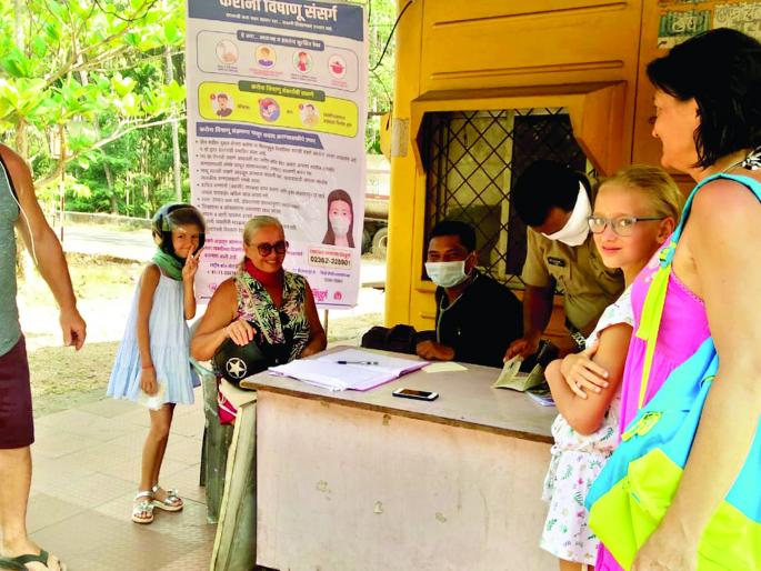 corona virus - Investigation of foreign tourists coming from Goa to Sindhudurg district | corona virus -गोव्यातून सिंधुदुर्ग जिल्ह्यात येणाऱ्या विदेशी पर्यटकांची तपासणी corona virus - Investigation of foreign tourists coming from Goa to Sindhudurg district | corona virus -गोव्यातून सिंधुदुर्ग जिल्ह्यात येणाऱ्या विदेशी पर्यटकांची तपासणी