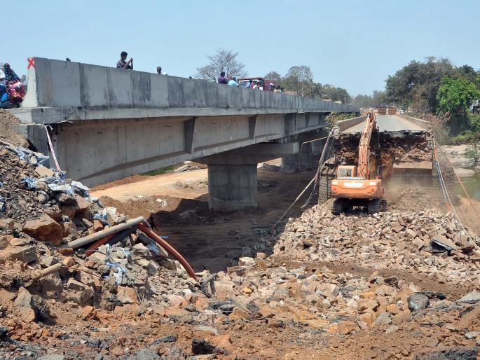 British carpet Gunnadi Bridge in Kankavali! | कणकवली येथील ब्रिटिश कालीन गडनदी पुल हरपला ! British carpet Gunnadi Bridge in Kankavali! | कणकवली येथील ब्रिटिश कालीन गडनदी पुल हरपला !