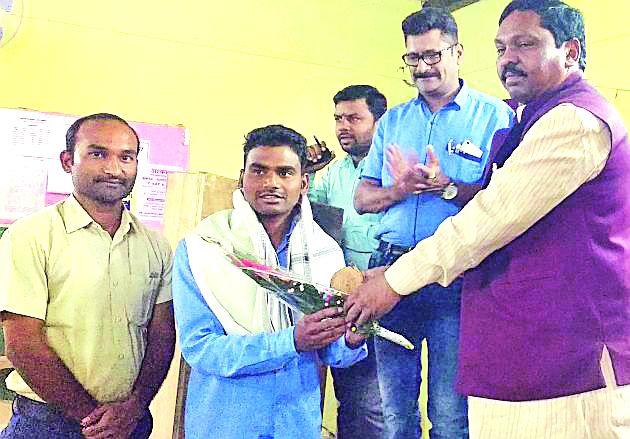 Manpalli becomes a young man | मरपल्लीचा युवक बनणार अधिकारी Manpalli becomes a young man | मरपल्लीचा युवक बनणार अधिकारी