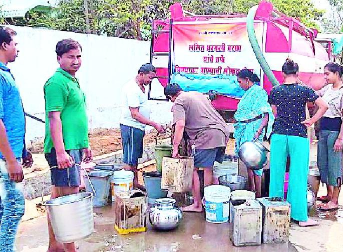 Water supply through Dhanora tanker started | धानोरात टँकरने पाणीपुरवठा सुरू Water supply through Dhanora tanker started | धानोरात टँकरने पाणीपुरवठा सुरू