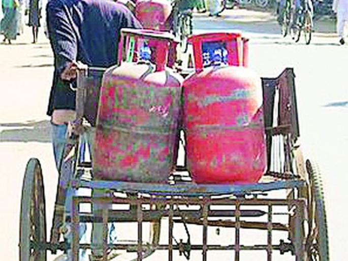 Cylinder home service slowed down | सिलिंडरची घरपोच सेवा मंदावली Cylinder home service slowed down | सिलिंडरची घरपोच सेवा मंदावली
