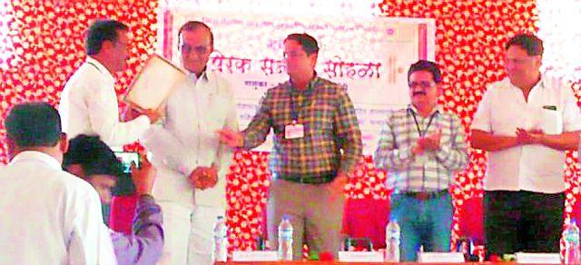 54 teachers' pride including the Center Chief | केंद्र प्रमुखांसह ५४ शिक्षकांचा गौरव 54 teachers' pride including the Center Chief | केंद्र प्रमुखांसह ५४ शिक्षकांचा गौरव