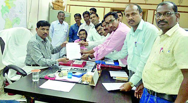 Relieve the teachers appointed by the BLO | बीएलओ नेमलेल्या शिक्षकांना भारमुक्त करा Relieve the teachers appointed by the BLO | बीएलओ नेमलेल्या शिक्षकांना भारमुक्त करा