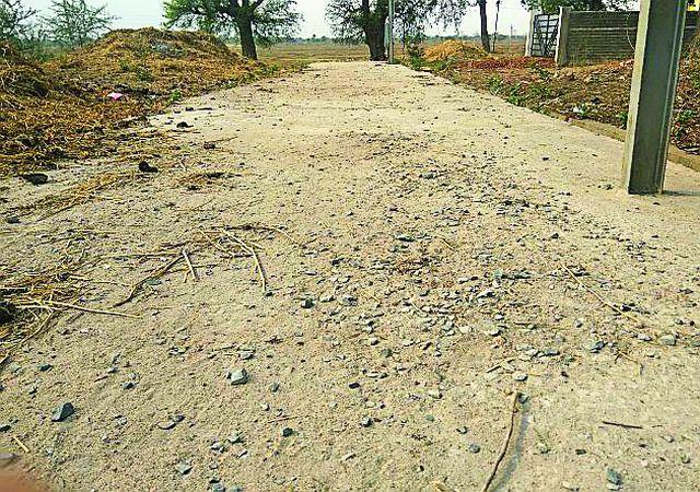 Two months of unloaded cement roads | दोन महिन्यातच उखडले सिमेंटचे रस्ते