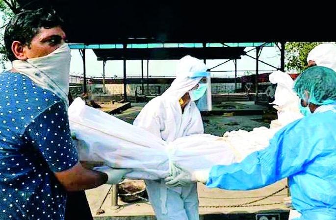 Only Rs. 350 for those who treat the dead with generosity | जिवावर उदार हाेऊन मृतदेह हाताळणाऱ्यांना केवळ ३५० रुपये दाम Only Rs. 350 for those who treat the dead with generosity | जिवावर उदार हाेऊन मृतदेह हाताळणाऱ्यांना केवळ ३५० रुपये दाम