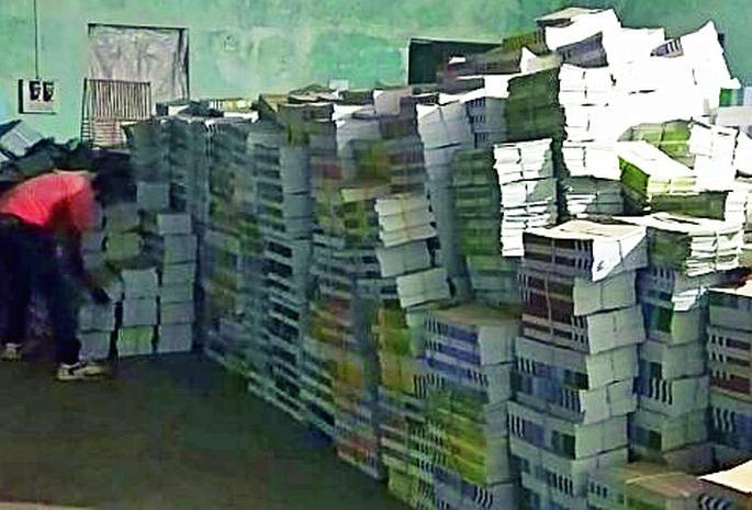 School textbooks are filed in the district | शालेय पाठ्यपुस्तके तालुकास्थळी दाखल School textbooks are filed in the district | शालेय पाठ्यपुस्तके तालुकास्थळी दाखल