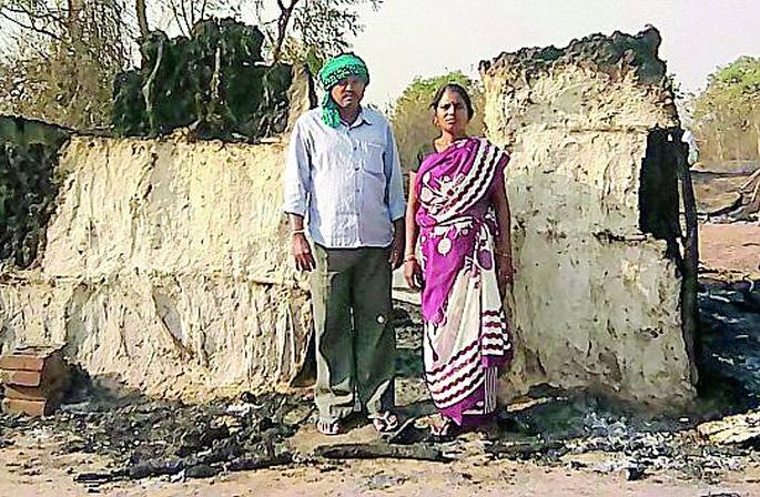 Thousands of burnt burns in tasty homes | कासवीत घर जळून हजारोंचे नुकसान Thousands of burnt burns in tasty homes | कासवीत घर जळून हजारोंचे नुकसान