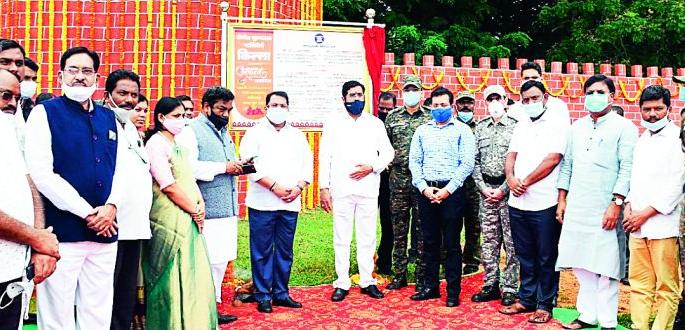 Naxalism will end if everyone gets a job | प्रत्येकाच्या हाताला काम मिळाल्यास नक्षलवाद संपेल Naxalism will end if everyone gets a job | प्रत्येकाच्या हाताला काम मिळाल्यास नक्षलवाद संपेल