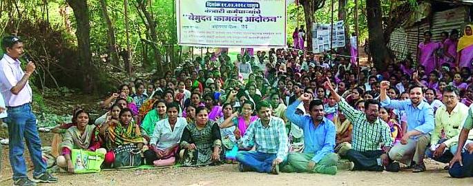 Contract workers' resentment | कंत्राटी कर्मचाऱ्यांचा आक्रोश Contract workers' resentment | कंत्राटी कर्मचाऱ्यांचा आक्रोश