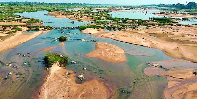 Extreme reductions in Wainganga waters | वैनगंगेच्या जलस्तरात कमालीची घट Extreme reductions in Wainganga waters | वैनगंगेच्या जलस्तरात कमालीची घट