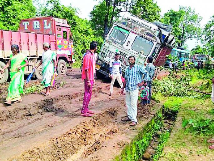 Traffic jam due to truck collision | ट्रक फसल्याने वाहतूक ठप्प Traffic jam due to truck collision | ट्रक फसल्याने वाहतूक ठप्प