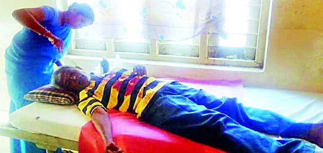 Vandalist Tamamus President and Police Patrol assault | दारू विक्रेत्याचा तंमुस अध्यक्ष व पोलीस पाटलावर प्राणघातक हल्ला  Vandalist Tamamus President and Police Patrol assault | दारू विक्रेत्याचा तंमुस अध्यक्ष व पोलीस पाटलावर प्राणघातक हल्ला