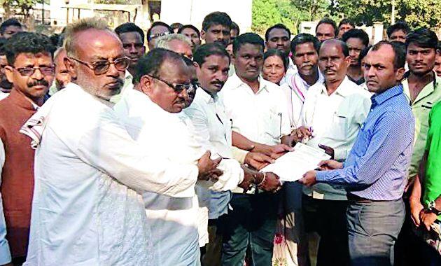 Congress hits tehsil office | काँग्रेसची तहसील कार्यालयावर धडक Congress hits tehsil office | काँग्रेसची तहसील कार्यालयावर धडक