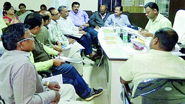 Do not close schools in low school | कमी पटसंख्येच्या शाळा बंद करू नका Do not close schools in low school | कमी पटसंख्येच्या शाळा बंद करू नका