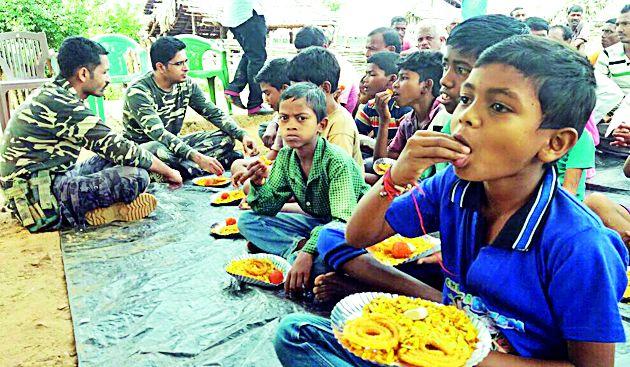 Duplicate the happiness of the Diwali Police | पोलिसांमुळे दिवाळीचा आनंद द्विगुणित Duplicate the happiness of the Diwali Police | पोलिसांमुळे दिवाळीचा आनंद द्विगुणित