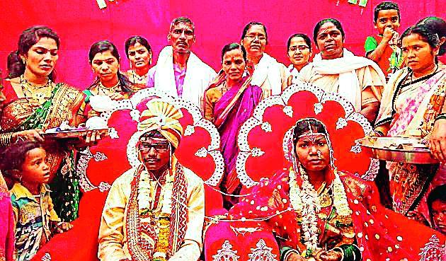 Wedding orphaned girl | अनाथ मुलीचा लावला विवाह Wedding orphaned girl | अनाथ मुलीचा लावला विवाह