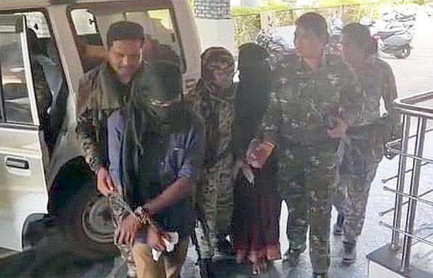 Four Naxals arrested in Gadchiroli district; Including a woman | गडचिरोली जिल्ह्यात चार नक्षलवाद्यांना अटक; एका महिलेचा समावेश Four Naxals arrested in Gadchiroli district; Including a woman | गडचिरोली जिल्ह्यात चार नक्षलवाद्यांना अटक; एका महिलेचा समावेश