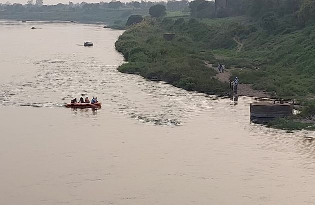 The young engineer drowned in water in Waingang river in front of the mother | निर्माल्य विसर्जनासाठी गेलेल्या युवकाला आईसमोरच वैनगंगेत मिळाली जलसमाधी The young engineer drowned in water in Waingang river in front of the mother | निर्माल्य विसर्जनासाठी गेलेल्या युवकाला आईसमोरच वैनगंगेत मिळाली जलसमाधी