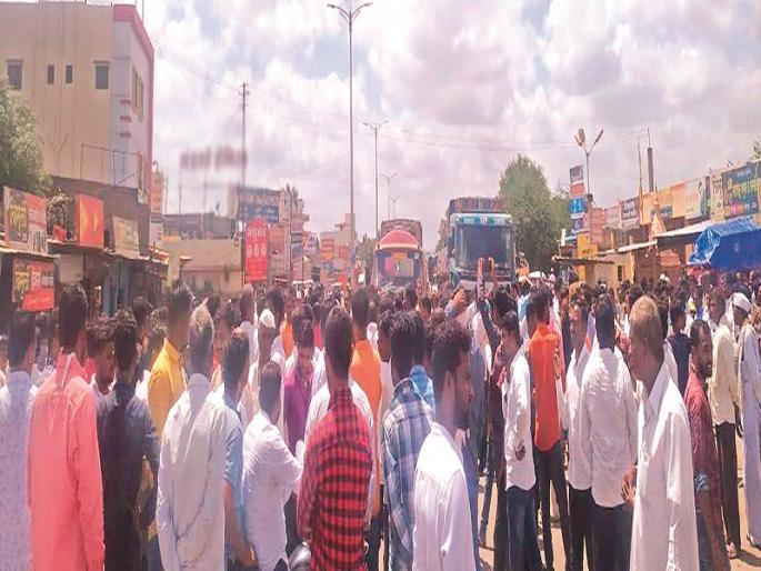 Onion prices fell; Stop the farmers' road to Ghodgaon | कांद्याचे भाव कोसळले; घोडेगावला शेतक-यांचा रास्ता रोको 