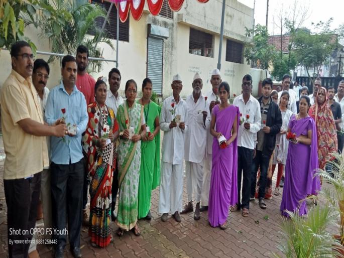 Wheelchairs for the elderly by Gondi Dumala Gram Panchayat | गोंदे दुमाला ग्रामपंचायतीकडून वृद्धांसाठी व्हीलचेअर Wheelchairs for the elderly by Gondi Dumala Gram Panchayat | गोंदे दुमाला ग्रामपंचायतीकडून वृद्धांसाठी व्हीलचेअर