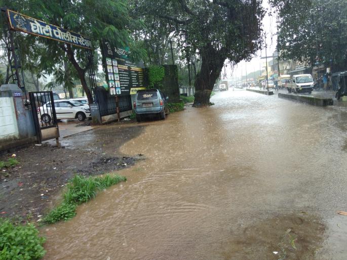 Igatpuri taluka overwhelmed by rain | इगतपुरी तालुक्याला पावसाने झोडपले Igatpuri taluka overwhelmed by rain | इगतपुरी तालुक्याला पावसाने झोडपले