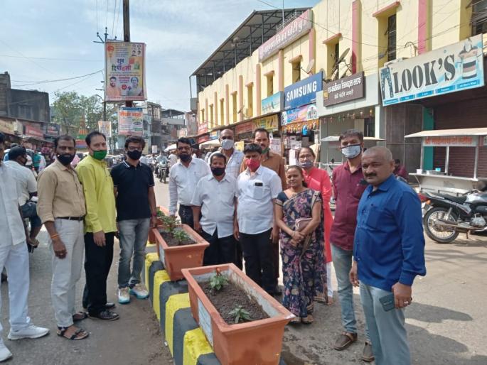 Beautification of the main road divider in Ghoti | घोटीतील मुख्य रस्त्यावरील दुभाजकाचे सुशोभिकरण Beautification of the main road divider in Ghoti | घोटीतील मुख्य रस्त्यावरील दुभाजकाचे सुशोभिकरण