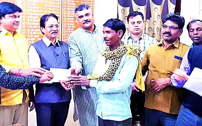 58 Allocation of Checks to Project Affected Persons | ५८ प्रकल्पग्रस्तांना धनादेश वाटप 58 Allocation of Checks to Project Affected Persons | ५८ प्रकल्पग्रस्तांना धनादेश वाटप