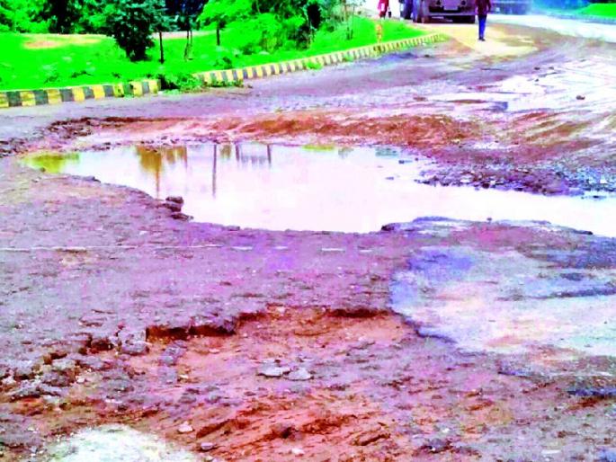 Junk pits on boundary check nose | सीमा तपासणी नाक्यावर जीवघेणे खड्डे Junk pits on boundary check nose | सीमा तपासणी नाक्यावर जीवघेणे खड्डे