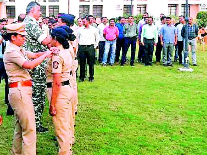 Promotion of Police Officer Employees On Promotion | पदोन्नतीपर पोलीस अधिकारी कर्मचाऱ्यांचा सत्कार