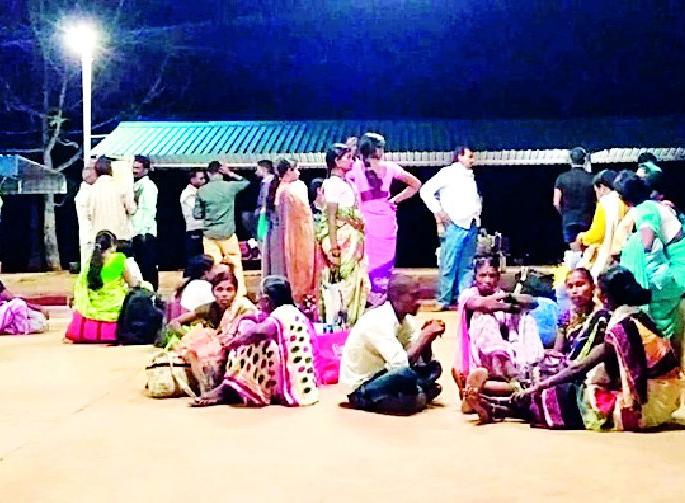 Passenger due to Express is late for 4 hours | एक्स्प्रेसमुळे पॅसेंजर चार तास उशिरा Passenger due to Express is late for 4 hours | एक्स्प्रेसमुळे पॅसेंजर चार तास उशिरा