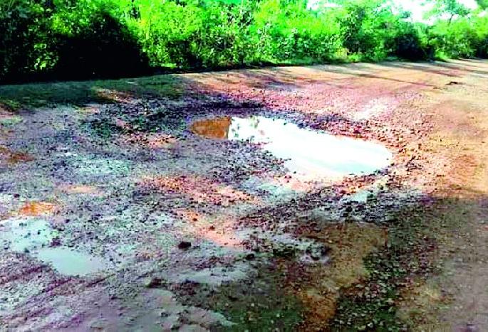 Not potholes on the road, roads in the pit | रस्त्यात खड्डे नव्हे, खड्ड्यात रस्ते Not potholes on the road, roads in the pit | रस्त्यात खड्डे नव्हे, खड्ड्यात रस्ते