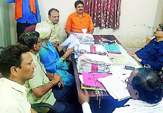 Quickly submit compensation compensation | नुकसानभरपाईचे अनुदान त्वरित जमा करा