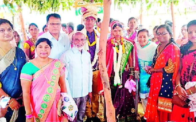 Support of many donors on the flame wedding | ज्योतीच्या लग्नात अनेक दानदात्यांचा हातभार Support of many donors on the flame wedding | ज्योतीच्या लग्नात अनेक दानदात्यांचा हातभार