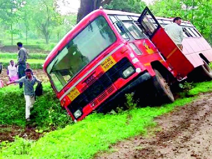 Due to the crash of crashing down the bus | भरधाव बस घसरून अपघात Due to the crash of crashing down the bus | भरधाव बस घसरून अपघात