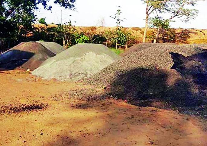 Finally, the seizure action on the Hot Mix Daumbar Plant | हॉट मिक्स डांबर प्लांटवर अखेर जप्तीची कारवाई Finally, the seizure action on the Hot Mix Daumbar Plant | हॉट मिक्स डांबर प्लांटवर अखेर जप्तीची कारवाई