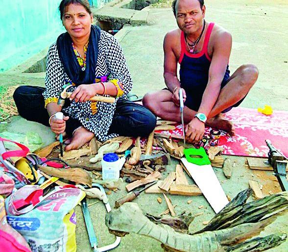 Structured learning made her work hard | हलाखीच्या परिस्थितीने तिला शिकविले काष्ठशिल्प Structured learning made her work hard | हलाखीच्या परिस्थितीने तिला शिकविले काष्ठशिल्प