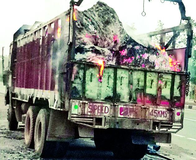 'The Burning Truck' at Devi Highway | देवरी हायवेवर ‘द बर्निंग ट्रक’