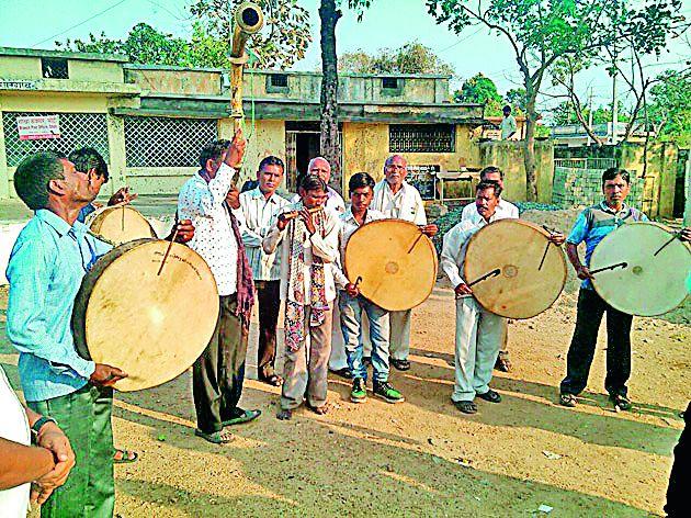 On the way to end the traditional 'Waza' culture | परंपरागत ‘वाजा’ संस्कृती लोप पावण्याच्या मार्गावर On the way to end the traditional 'Waza' culture | परंपरागत ‘वाजा’ संस्कृती लोप पावण्याच्या मार्गावर