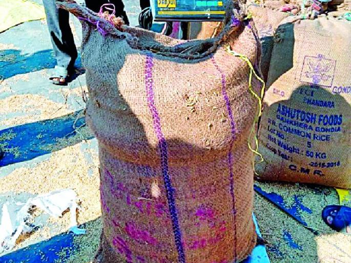 Misguided farmers at Barabhatti Paddy purchase center | बाराभाटी धान खरेदी केंद्रावर शेतकऱ्यांची दिशाभूल Misguided farmers at Barabhatti Paddy purchase center | बाराभाटी धान खरेदी केंद्रावर शेतकऱ्यांची दिशाभूल