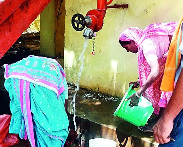 The water of the fire service is used to wash the utensil | अग्निशमन यंत्रणेच्या पाण्याचा उपयोग भांडे धुण्यासाठी The water of the fire service is used to wash the utensil | अग्निशमन यंत्रणेच्या पाण्याचा उपयोग भांडे धुण्यासाठी