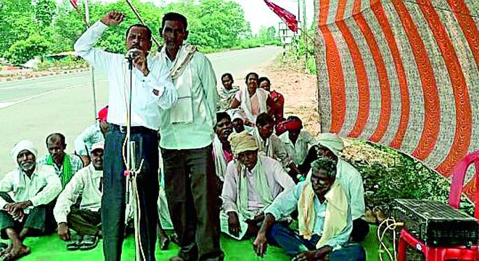 Give ownership leases to trespassers | अतिक्रमण करणाऱ्यांना मालकी हक्काचे पट्टे द्या Give ownership leases to trespassers | अतिक्रमण करणाऱ्यांना मालकी हक्काचे पट्टे द्या