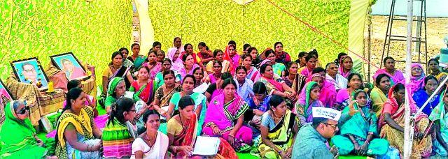 Fasting in front of women's Collector Office for pear-away | दारूबंदीसाठी महिलांचे जिल्हाधिकारी कार्यालयासमोर उपोषण Fasting in front of women's Collector Office for pear-away | दारूबंदीसाठी महिलांचे जिल्हाधिकारी कार्यालयासमोर उपोषण