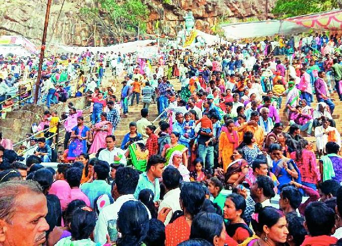 Hindu-Muslim Pratapgarh is a great flood of devotion | हिंदू-मुस्लीम प्रतापगडवर उसळला भक्तीचा महापूर Hindu-Muslim Pratapgarh is a great flood of devotion | हिंदू-मुस्लीम प्रतापगडवर उसळला भक्तीचा महापूर