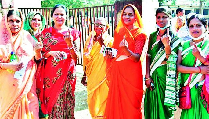 Even in the bitter cold, the excitement of voting continued | कडाक्याच्या थंडीतही मतदानाचा उत्साह कायम Even in the bitter cold, the excitement of voting continued | कडाक्याच्या थंडीतही मतदानाचा उत्साह कायम