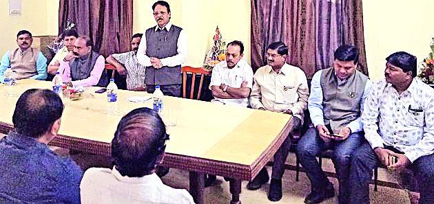 SC Welfare committee's Guardian Minister felicitates | अ.जा. कल्याण समितीचा पालकमंत्र्यांनी केला सत्कार SC Welfare committee's Guardian Minister felicitates | अ.जा. कल्याण समितीचा पालकमंत्र्यांनी केला सत्कार