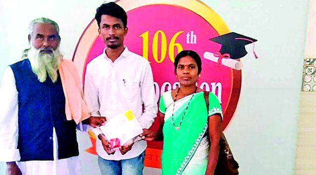 Major's son won gold medal | मजुराचा मुलगा ठरला सुवर्णपदकाचा मानकरी Major's son won gold medal | मजुराचा मुलगा ठरला सुवर्णपदकाचा मानकरी