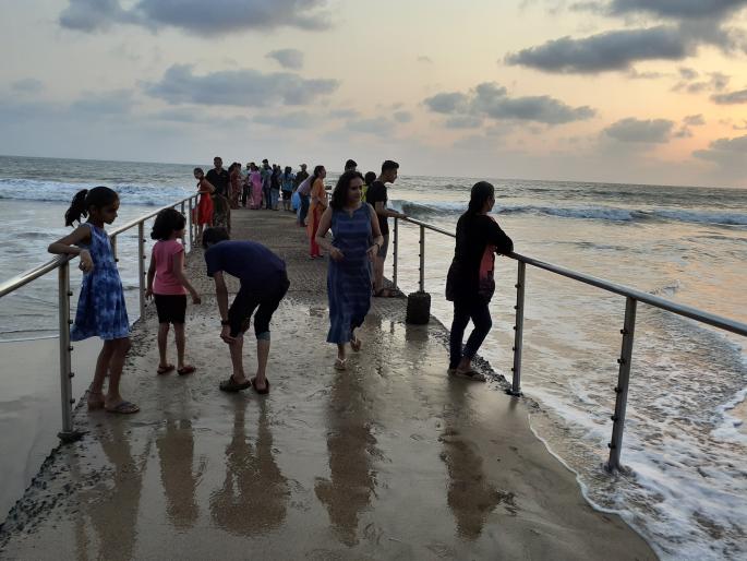 Guhagar tourists are enjoying yoga, riding on camels, horses ride | गुहागर पर्यटकांनी गजबजले, घेत आहेत उंट, घोडे सवारीचा आनंद