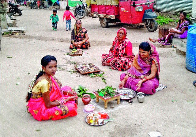 Temples closed; Worship of greenery in front of the house | मंदिरे बंद; घरासमोरच हरितालिकेची पूजा Temples closed; Worship of greenery in front of the house | मंदिरे बंद; घरासमोरच हरितालिकेची पूजा
